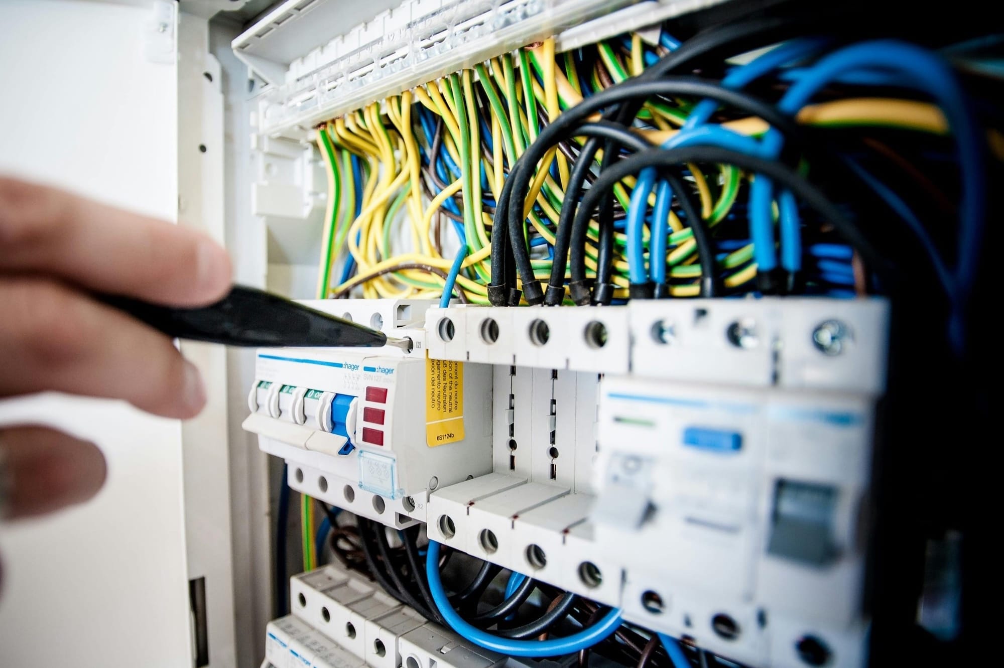 Ein Elektriker repariert eine geöffnete Schalttafel
