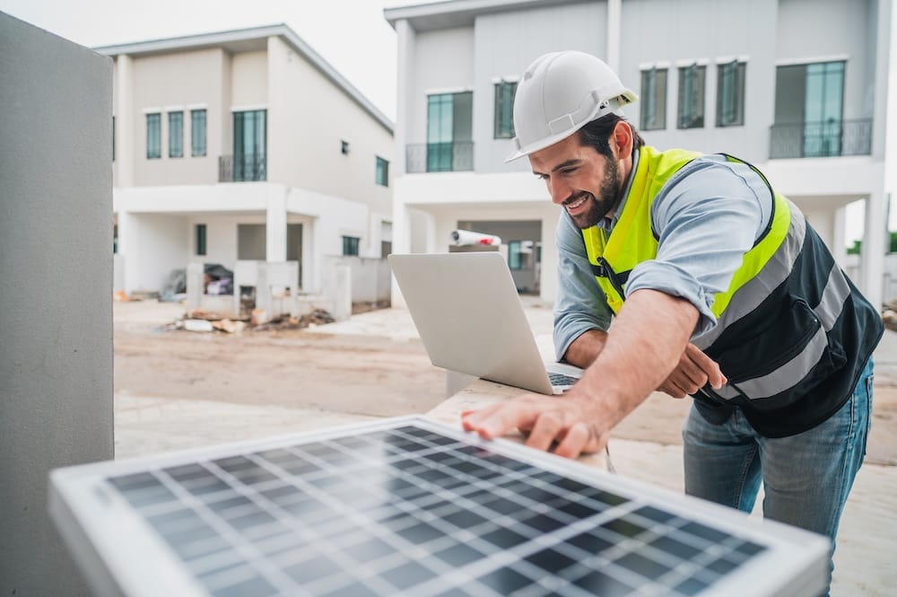 Ein Gutachter prüft die Werte eines Solarmoduls auf seinem Laptop Ein Gutachter prüft die Werte eines Solarmoduls auf seinem Laptop